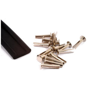 Hjelmgummi med nitter